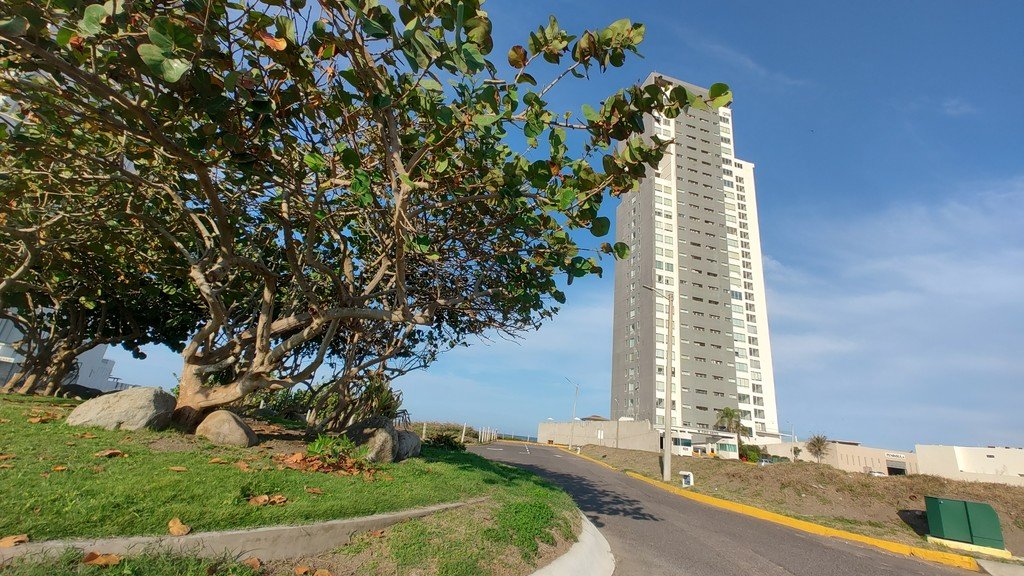 Piso 15: Lujo Remodelado en Torre Playa Marina | Vistas al Mar