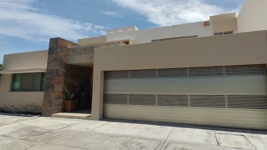 Residencia en Las Palmas: Seguridad y Alberca Privada junto a Plaza El Dorado